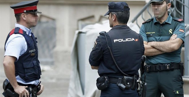 Un Mosso d'Esquadra amb un agent de la Policia Nacional i un Guàrdia Civil.