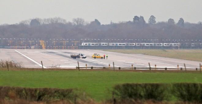 Pista cerrada del aeropuerto dde Gatwick, al sur de Londres, por la aparición de drones. REUTERS