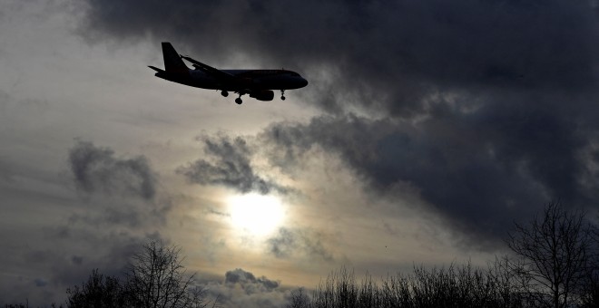 Un avión en la maniobra de aterrizaje en el aeropuerto londinense de Gatwick. REUTERS/Toby Melville