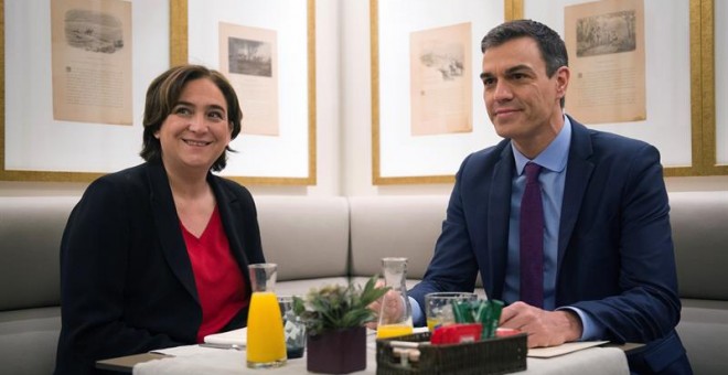 El presidente del Gobierno, Pedro Sánchez (d), se ha reunido esta mañana con la alcaldesa de Barcelona, Ada Colau (i). /EFE