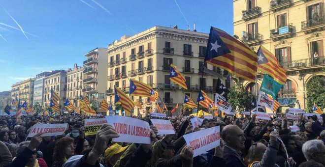 Manifestantes convocados por Òmnium concentrados en la Estació de França. /ENRIC PLANAS