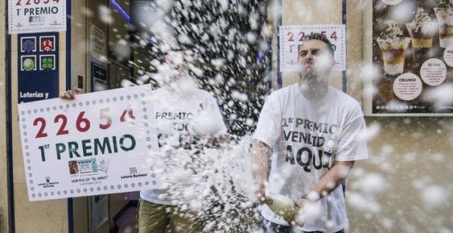El primer premio del sorteo de 'El Niño' se ha repartido por toda España. / VÍDEO: ATLAS / FOTO: EFE