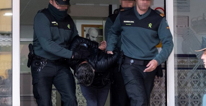 El autor confeso de la muerte de la joven zamorana Laura Luelmo, ha dejado la Comandancia de la Guardia Civil de Huelva entre los gritos de indignación - EFE/Julián Pérez