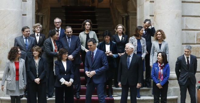 El presidente del Gobierno, Pedro Sánchez , junto a los miembros de su gabinete, posa para la foto de familia momentos antes de la reunión del Consejo de Ministros en la Llotja de Mar de Barcelona. EFE/Andreu Dalmau