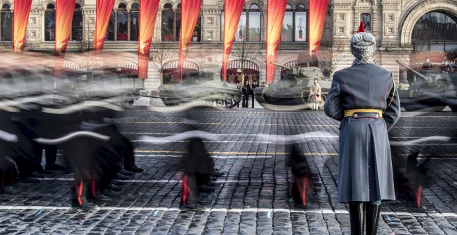 Desfile militar en la Plaza Roja de Moscú (Rusia) el 7 de noviembre de 2018. / AFP - MLADEN ANTONOV