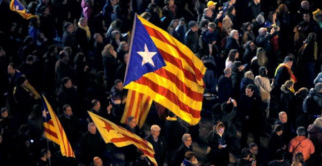 Varias estaladas ondean durante la manifestación unitaria del independentismo que bajo el lema 'Tumbemos el régimen. Por los derechos sociales y políticos y por la autodeterminación. Contra la represión', se lleva a cabo esta tarde en Barcelona. - EFE