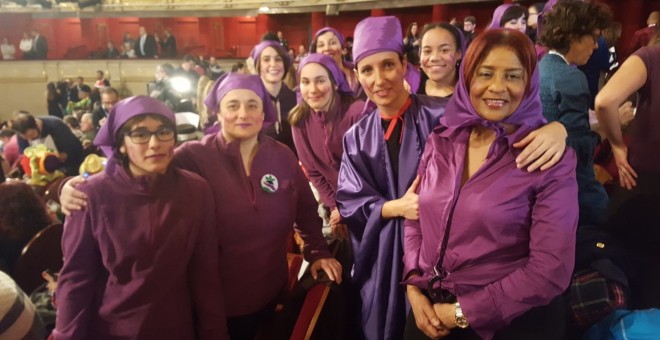 Un grupo de feministas vestidas de morado han acudido al sorteo de Navidad para 'visibilizar la lucha de las mujeres y por la huelga del 8 de marzo'. /EUROPA PRESS