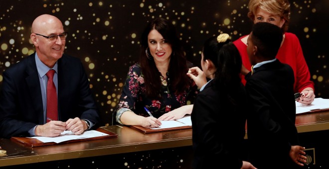 Los niños de San Ildefonso Yanisse Alexandra Soto y Julián Steven Mendoza han cantado dos quintos premios y un cuarto durante la quinta tabla del Sorteo de la Lotería de Navidad. / EFE - MARISCAL