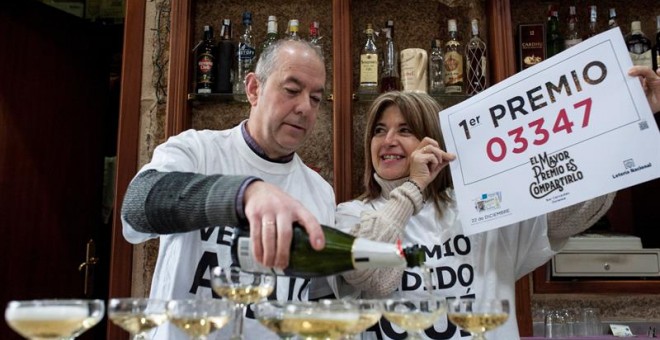 Los propietarios del bar Cervantes, situado en el centro de Ourense, donde han tocado dos décimos de El Gordo, 3.347, celebran el premio. /EFE