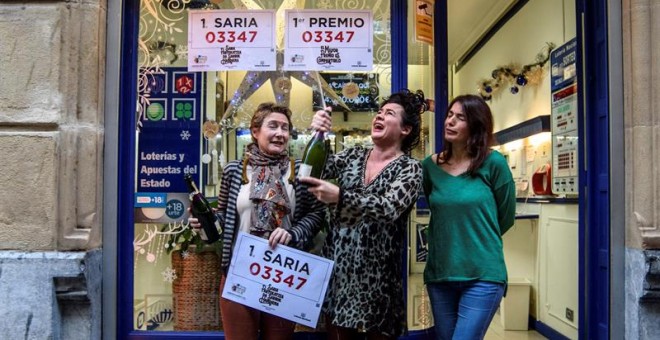 La administración de lotería ubicada en el número 16 de la calle Ledesma de Bilbao, que ha vendido el número 03.347, agraciado con el Gordo de Navidad, distribuyó en ventanilla y muy repartidos los décimos premiados. /EFE