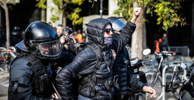 Uno de los detenidos en las protestas del 21D en Barcelona.-Xavier Bonilla/EUROPA PRESS