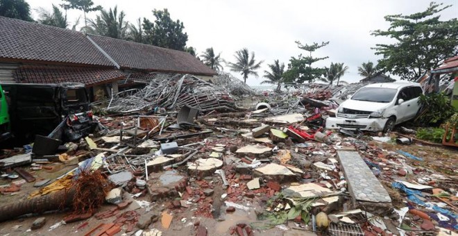 Imágenes del caos y la destrucción que ha generado el tsunami de Indonesia./  EFE/EPA/ADI WEDA