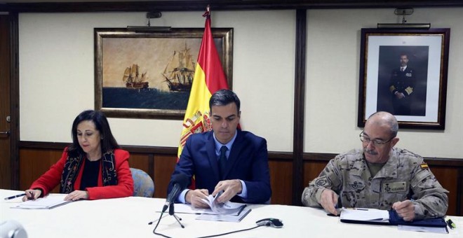 El presidente del Gobierno, Pedro Sánchez, junto a la ministra de Defensa, Margarita Robles, y el general Fernando Alejandre (d), jefe del Estado Mayor de la Defensa. - EFE