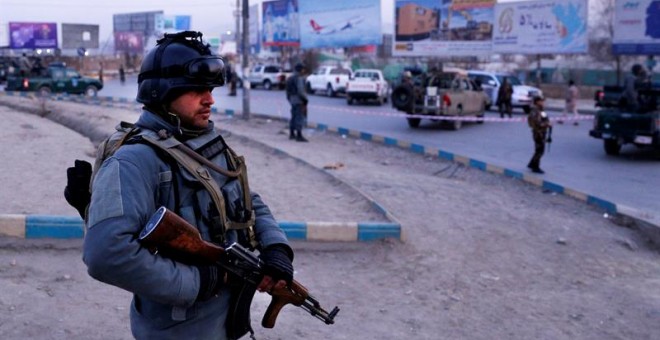 Soldados afganos montan guardia en el lugar del ataque. - EFE