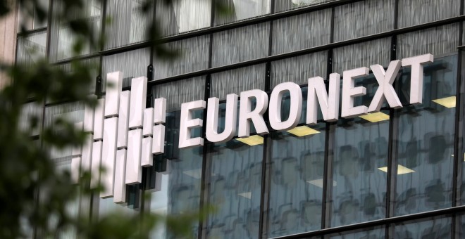 El logo de Euronext en un edificio en la Defense, el distrito financiero de Paris. REUTERS/Charles Platiau