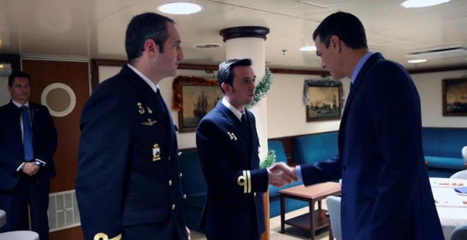 El presidente del Gobierno, Pedro Sánchez 8d), a su llegada hoy al portaeronaves Juan Carlos I en la Base Naval de Rota (Cádiz), donde ha realizado por videoconferencia el tradicional mensaje navideño a las tropas españolas en las distintas misiones en el