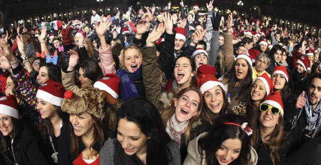 Jóvenes disfrutando de la Nochevieja Universitaria en Salamanca. / EFE