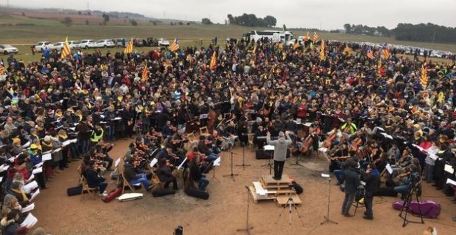 Un aplec de cantaires interpreta El Messies de Händel davant la presó de Lledoners. Nati Adell