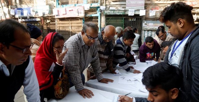 30/12/2018.- Bangladeshi voters register for with officials at a polling station for the 11th National Parliament Election in Dhaka, Bangladesh, 30 December 2018. The last general election was held in 2014. (Elecciones) EFE/EPA/MONIRUL ALAM