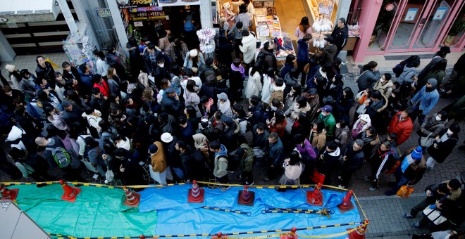 Ciudadanos pasan por el sitio donde un conductor arrolló con su vehículo a la multitud que estaba celebrando el Año Nuevo en Tokio. /REUTERS