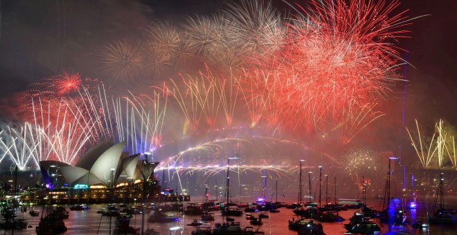 Los fuegos artificiales dando la bienvenida al Año Nuevo en la Bahía de Sidney (Australia). /REUTERS