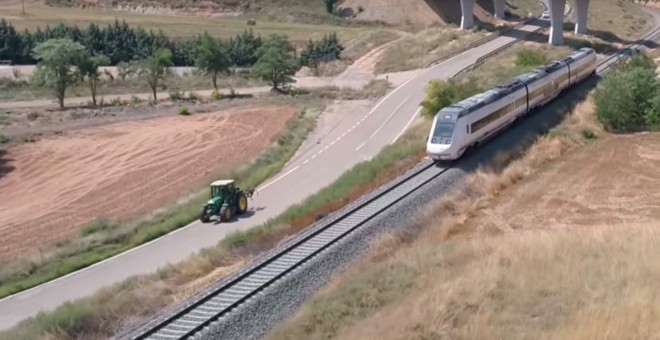 Momento del tramo en el que un tractor adelanta al tren Zaragoza-Teruel-Sagunto, difundido el pasado septiembre por la plataforma Teruel Existe.