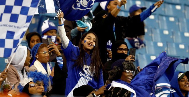 Mujeres asisten a un partido de fútbol en el estadio Rey Fahd de Riad, en Arabia Saudí. / REUTERS