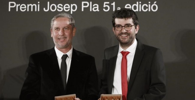 L'escriptor argentí Guillermo Martinez, guanyador del premi Nadal, i l'escriptor Marc Artigau, guanyador del premi Josep Pla EFE/Andreu Dalmau