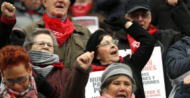 Los pensionistas vascos han retomado en el arenal bilbaíno sus movilizaciones para reclamar unas pensiones 'dignas' tras las fiestas navideñas. EFE/Luis Tejido.