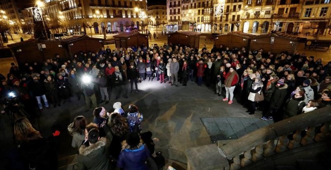 07/01/2019.- Una manifestación convocada por los colectivos feministas Andrea y Lunes Lilas denuncia esta tarde en la capital navarra 'la justicia patriarcal' que ha confirmado la libertad provisional para los miembros de La Manada, un caso que se ha con