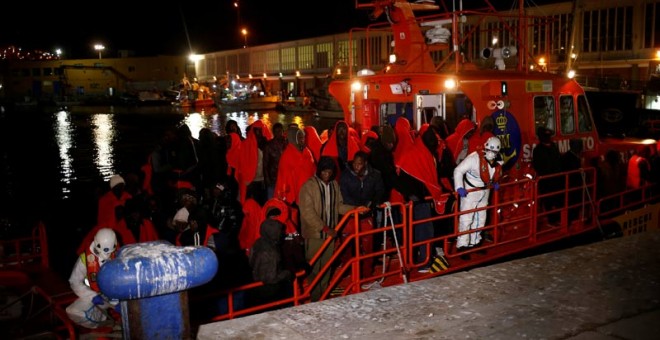 Un grupo de migrantes llega al puerto de Málaga. (JON NAZCA | REUTERS)