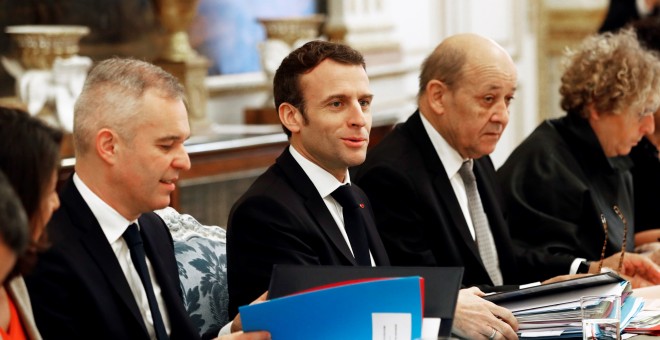 El presidente francés, Emmanuel Macron, preside el Consejo de Ministros en el Palacio del Eliseo, en París. EFE/ Christophe Ena