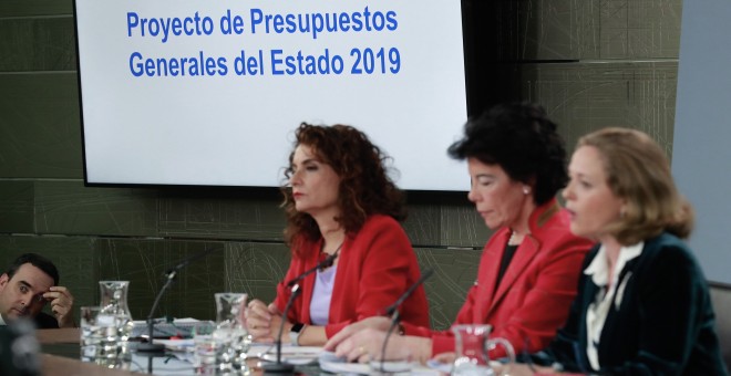 La portavoz del Gobierno, Isabel Celaá (c), con las ministras de Hacienda, María Jesús Montero (i), y de Economía, Nadia Calviño (d), durante la rueda de prensa posterior a la reunión del Consejo de Ministros en la que se ha aprobado el proyecto de Presup