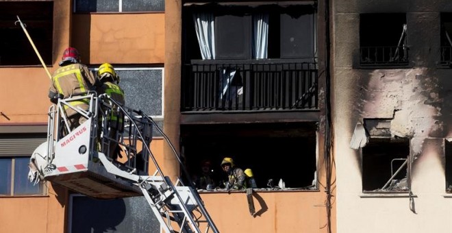 Bombers en tasques d'extinció de l'incendi que va tenir lloc al barri de Sant Roca de Badalona el passat dia 5 de gener. EFE / Quique Garcia