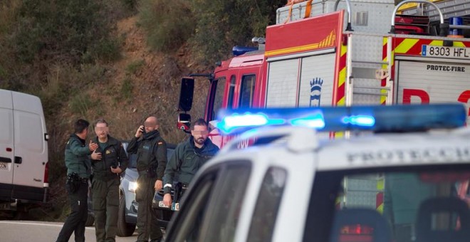 13/01/2019.- Miembros de la Guardia Civil durante las labores de rescate del niño de 2 años que ha caído esta tarde a un pozo de unos 150 metros de profundidad en la localidad malagueña de Totalán, lugar al que se han desplazado efectivos de los servicios