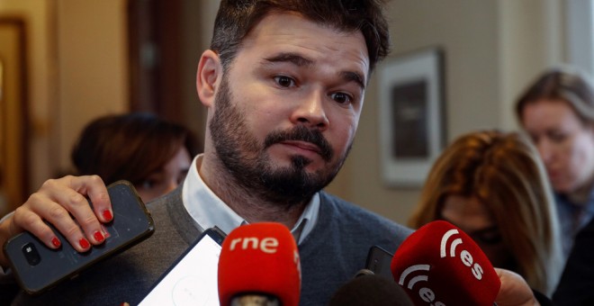 El portavoz de ERC atiende a los medios hoy en el Congreso antes de asistir a la reunión de la Junta de Portavoces en el Congreso. EFE/Emilio Naranjo