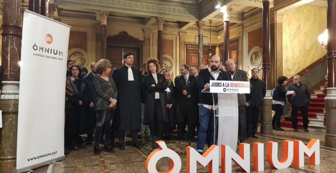 Marcel Mauri durant la presentació de l'escrit de defensa de Jordi Cuixart. ÒMNIUM CULTURAL