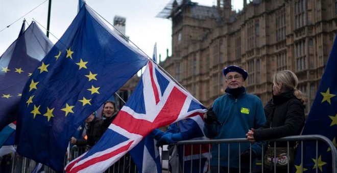 14/01/2019.- Pro y anti 'Brexit' se manifiestan junto al Parlamento de Londres, Reino Unido, el 14 de enero del 2019. La primera ministra británica, Theresa May, pidió hoy apoyo a su acuerdo de salida de la Unión Europea (UE) para impedir que ciertos dipu