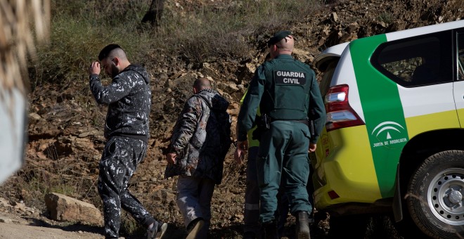 Miembros de la Guardia Civil en los alrededores de la finca privada en la localidad malagueña de Totalán - EFE/Daniel Pérez