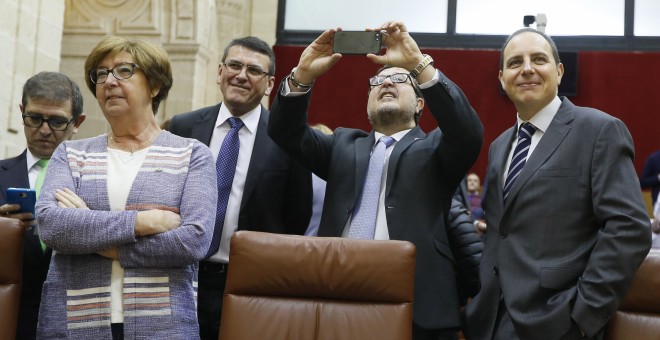 El lider andaluz de Vox, Francisco Serrano, hace una foto al hemiciclo del Parlamento andaluz antes del debate de investidura del líder del PP-A, Juan Manuel Moreno.EFE/Jose Manuel Vidal