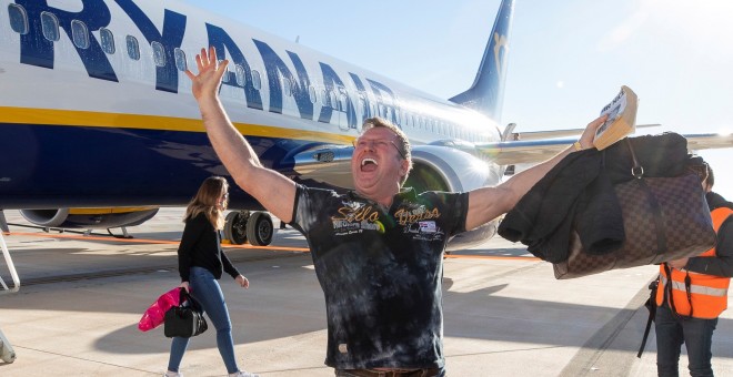 Un pasajero del primer avión de la compañia Ryanair que ha aterrizado en el aeropuerto de Corvera, momentos antes de ser inaugurado por el rey Felipe VI. EFE/Marcial Guillén