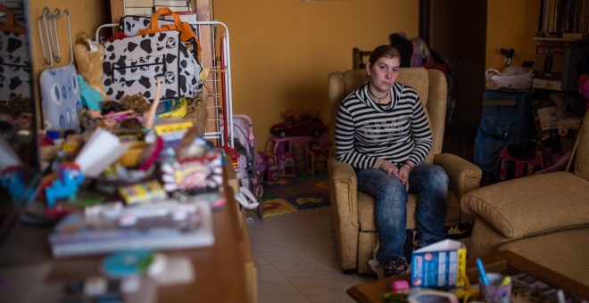 Elisabet Posada, en el salón del piso del distrito de Tetuán (Madrid) del que será desahuciada el próximo 23 de enero.- JAIRO VARGAS