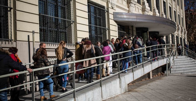 Cola de solicitantes de vivienda en la Empresa Municipal de Vivienda y Suelo (EMVS) de Madrid, el pasado miércoles 15 enero de 2019.-JAIRO VARGAS