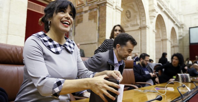 La líder de Adelante Andalucía, Teresa Rodríguez, momentos antes de su intervención en la segunda sesión del debate de investidura del líder del PP-A, Juanma Moreno, que se convertirá en el presidente de la Junta de Andalucía. EFE/Jose Manuel Vidal.