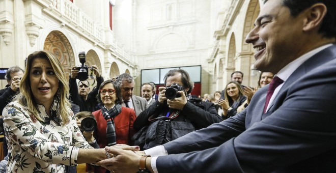 El líder del PP-A, Juanma Moreno, es felicitado por la hasta ahora presidenta del Ejecutivo andaluz, Susana Díaz, tras ser investido presidente de la Junta de Andalucía. EFE/José Manuel Vidal.