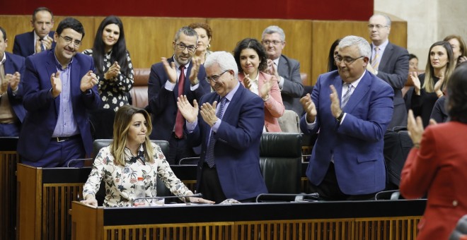 La hasta ahora presidenta del Ejecutivo, Susana Díaz, es aplaudida por su grupo parlamentario, tras su intervención en el Parlamento andaluz en el debate de investidura del líder del PP-A, Juanma Moreno. EFE/José Manuel Vidal