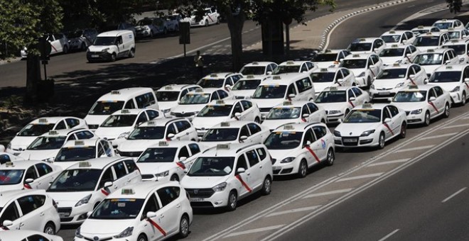 Foto de archivo. Taxis aparcados. Europa Press