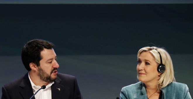 Marine Le Pen conversa con Matteo Salvini durante una conferencia celebrada en en Milán. REUTERS/Archivo
