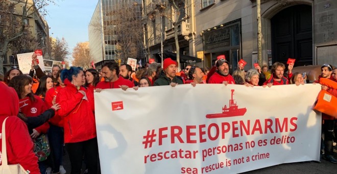 Manifestants de l'organització Open Arms exigeixen que es posi fi a la retenció a Barcelona del seu vaixell. PÚBLIC