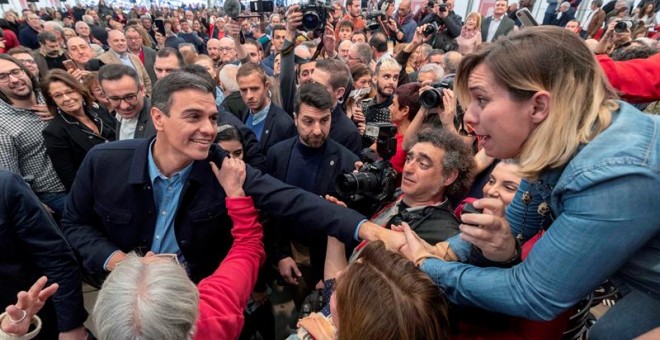 El secretario general del PSOE y presidente del Gobierno, Pedro Sánchez (i), saluda a una militante, hoy durante el acto de presentación de José Antonio Serrano como candidato del PSOE a la alcaldía de Murcia, en la pedanía de Puente Tocinos, Murcia. EFE